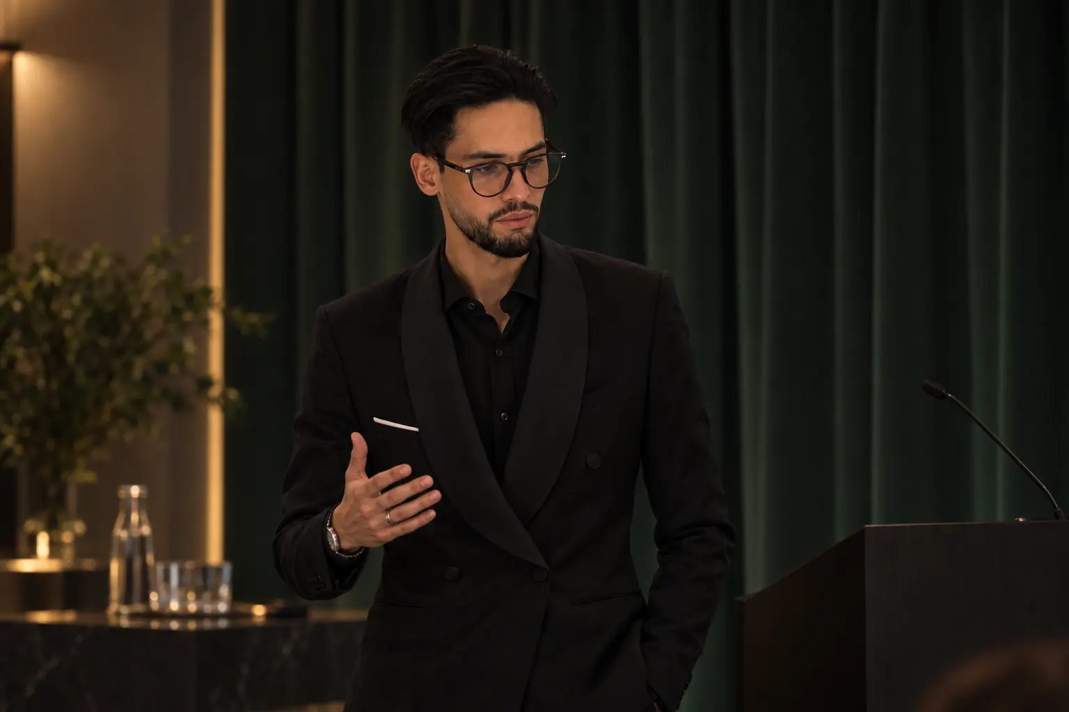 Mourad Amouri speaking at a private real estate advisory forum